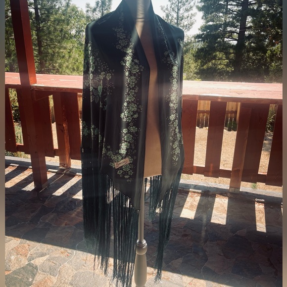 RARE VINTAGE GUCCI SILK FRINGED SHAWL - Picture 1 of 10